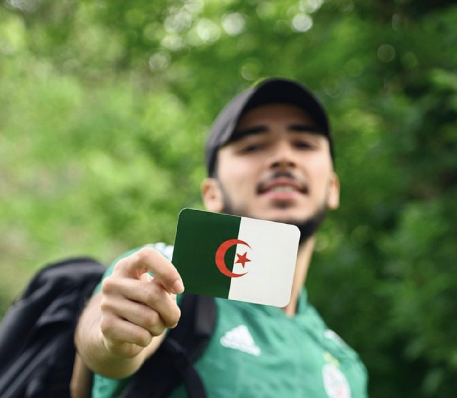 Le roi des marcheurs Mehdi Debbraah rentre à pied à Paris
