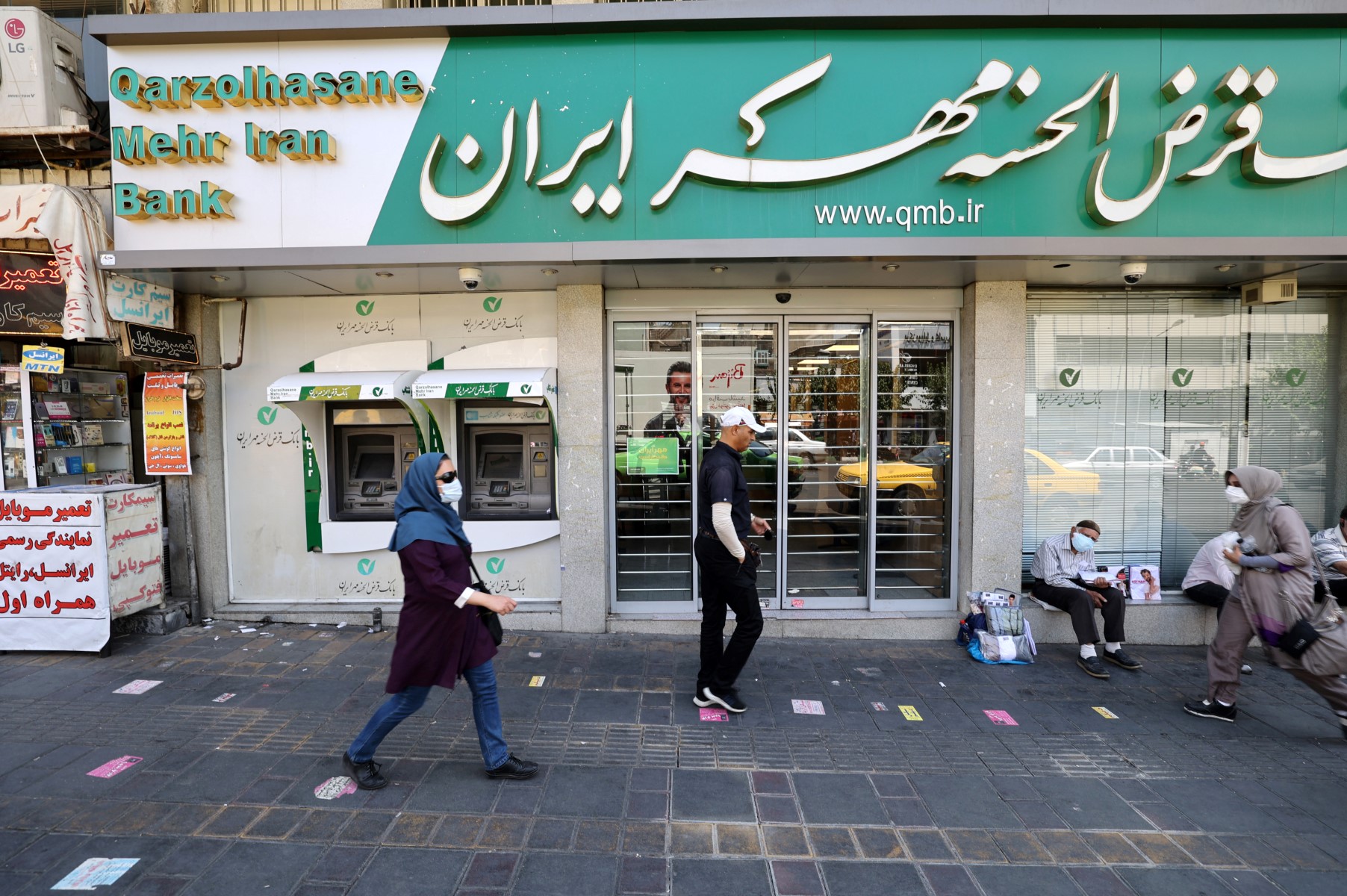 Iran: limogeage d'un directeur de banque pour avoir servi une femme sans voile