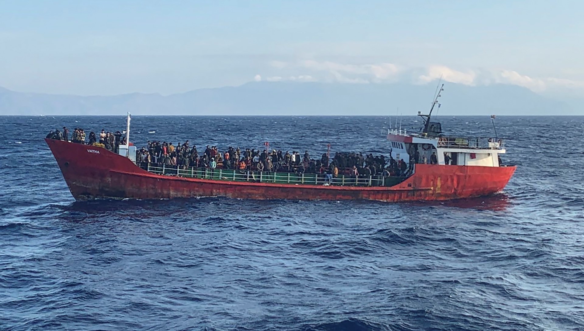 Grèce: 483 migrants secourus en mer, transférés sur un ferry