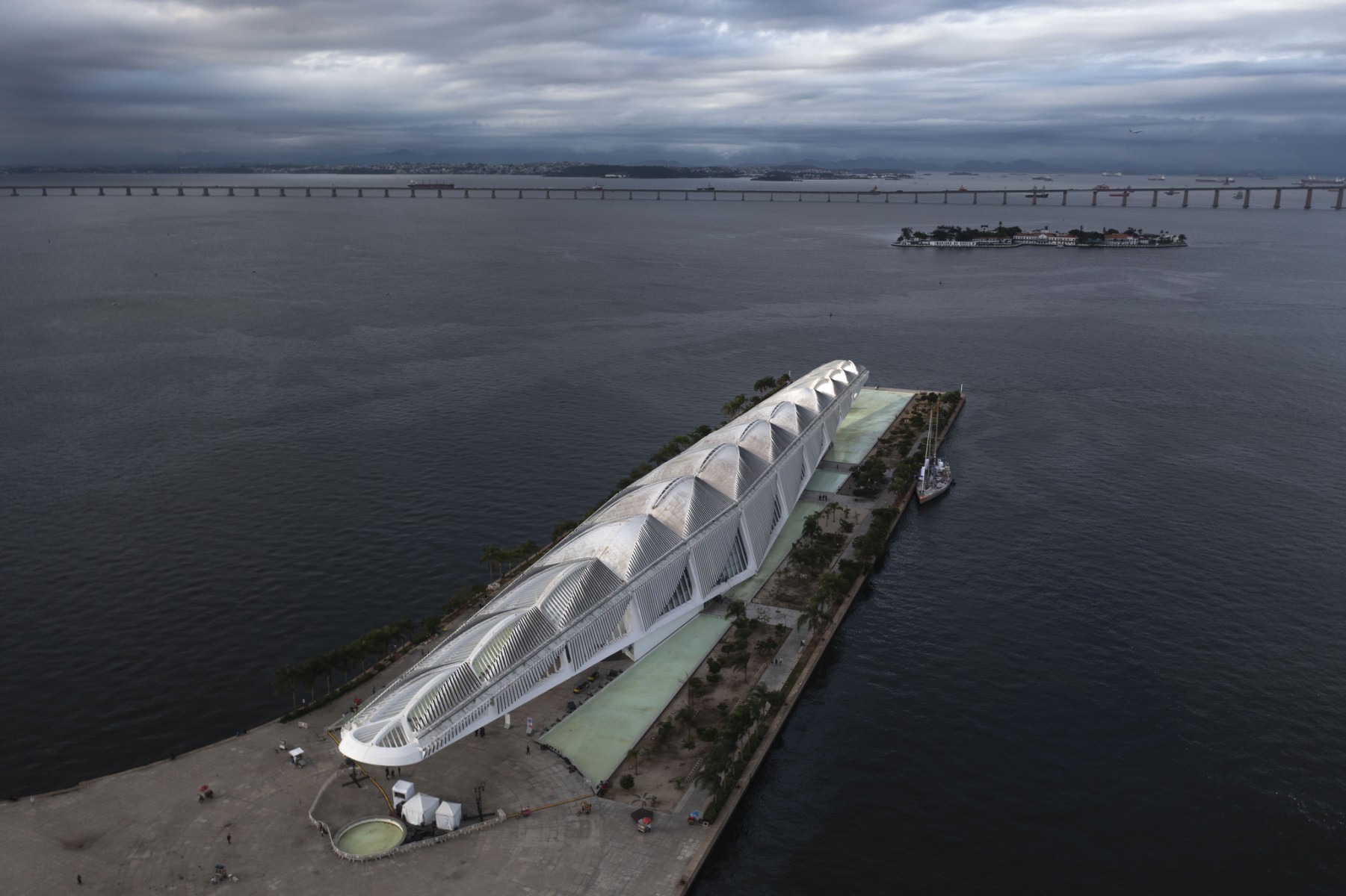 Brésil: un bateau entre en collision avec un grand pont de Rio de Janeiro