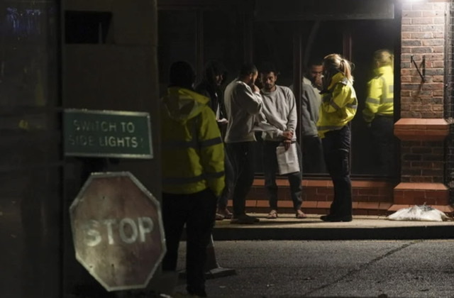 Royaume-Uni: Une coupure d'électricité crée des tensions dans un centre de rétention pour migrants