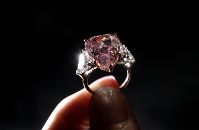 Le diamant rose géant «Fortune Pink» adjugé plus de 28,6 millions d'euros