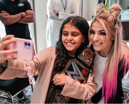 Alexa Bliss avec une jeune fan. (Photo, AN /Abdelaziz Al-Nomman)