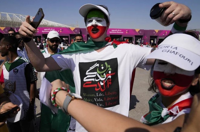 L'Iran gagne au Mondial, les manifestations continuent