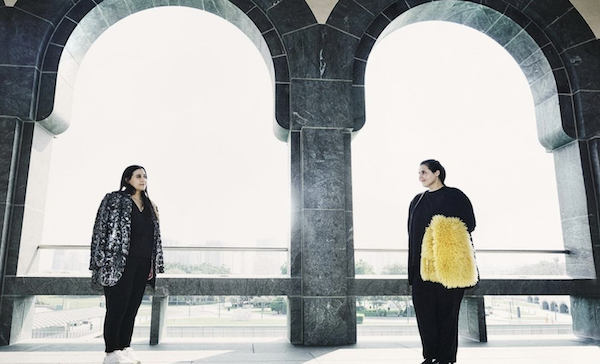 Siham et Sarah Albinali à Doha, (Photo : Amina Zaher Direction créative : Sophie Safi, lieu, Qatar Museums, ©Fashion Trust Arabia)