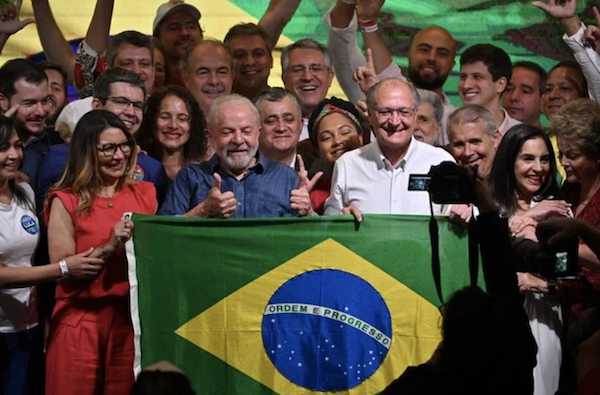 Luiz Inacio Lula da Silva, centre gauche, a battu de justesse Jair Bolsonaro, gauche, et devient président du Brésil (AFP)