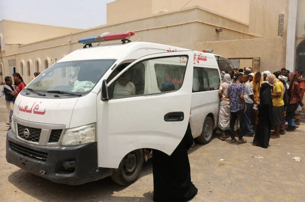 Sur cette photo prise le 29 août 2021, une ambulance transporte des victimes des frappes sur la base aérienne d'Al-Anad vers l'hôpital Ibn Khaldoun, dans la province de Lahj, tenu par le gouvernement (fichier AFP).