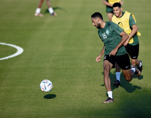 Les joueurs de l'Arabie Saoudite pendant leur séance d'entraînement au Celine Resort Stadium avant leur deuxième match de cette Coupe du Monde contre la Pologne, ce samedi, au Qatar. (SAFF)