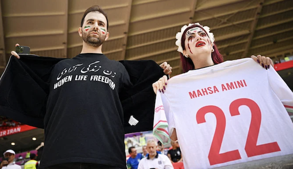 Des manifestants protestent lors du match de football entre le Pays de Galles et l'Iran. (AP)