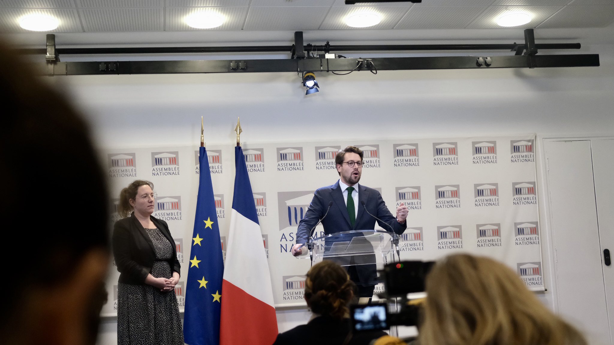 Face à «l'effondrement démocratique», les écologistes veulent un «49.3 citoyen»