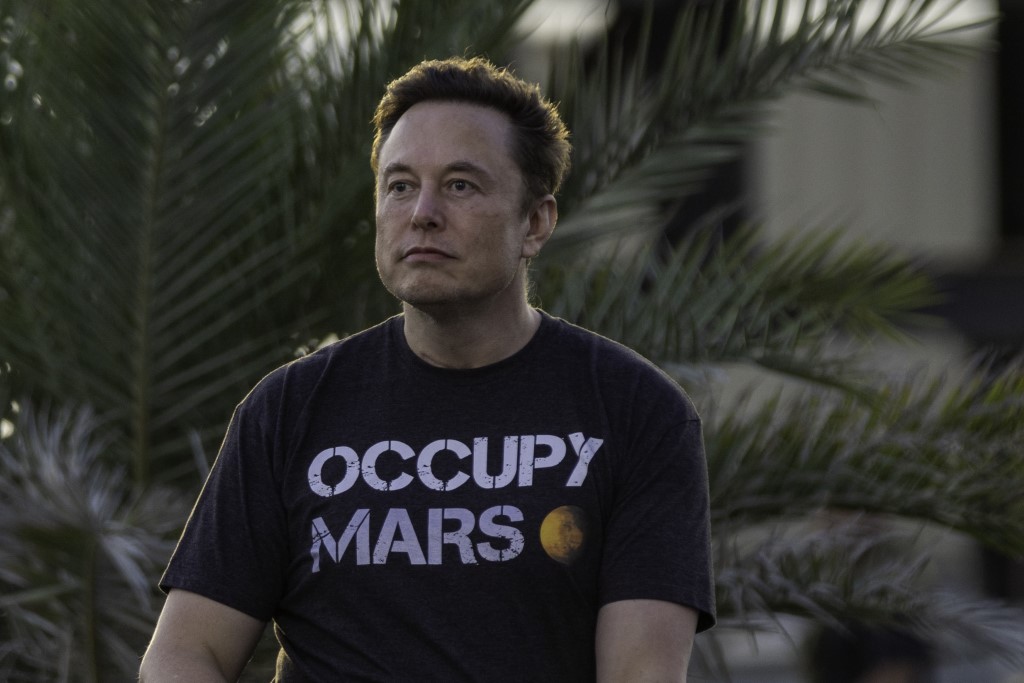 Seul aux commandes de Twitter, Elon Musk imprime sa marque