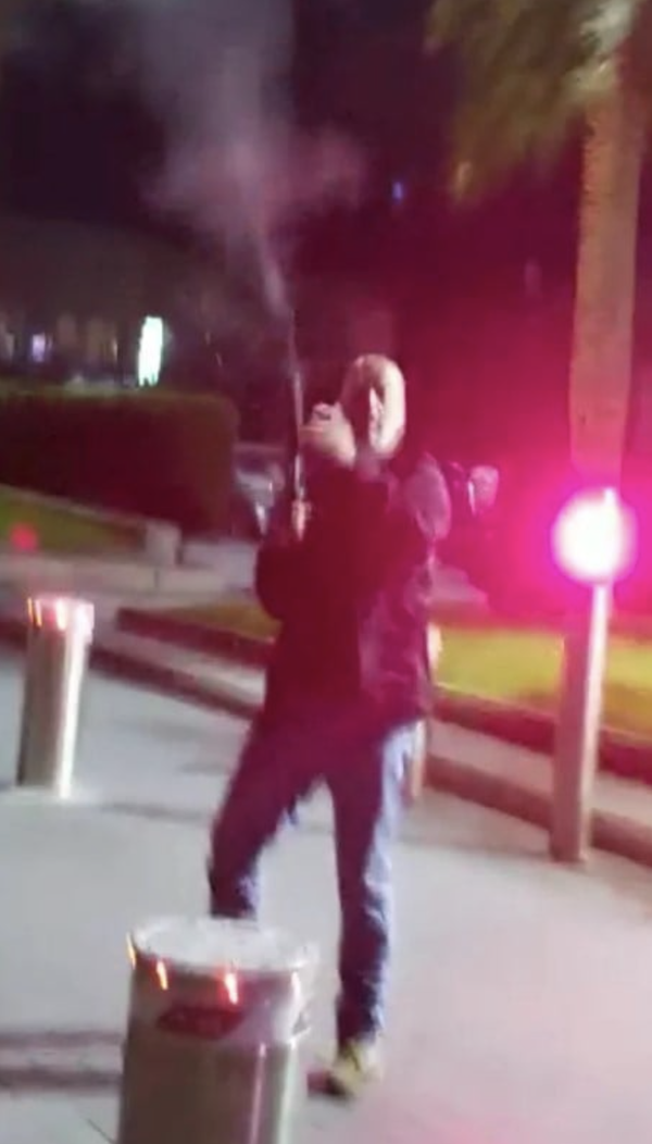 Cette capture vidéo montre un homme qui tire avec son arme en dehors du studio