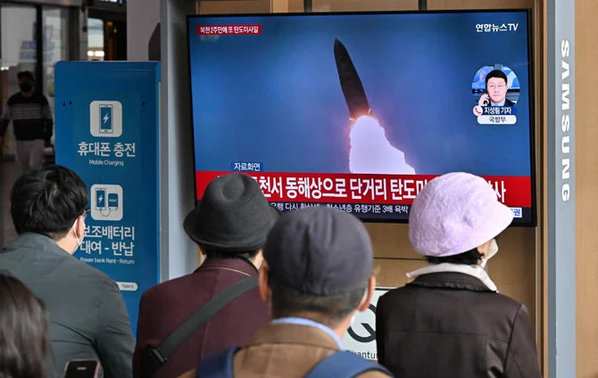 Au moins 10 missiles tirés par la Corée du Nord, l'un d'eux «près» des eaux sud-coréennes