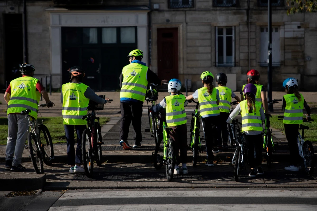 Des élèves de l'école primaire Henri IV participent à un programme éducatif de cyclisme intitulé "Savoir Rouler A Velo" (SRAV), qui enseigne aux enfants comment conduire un vélo en toute sécurité dans des conditions de circulation urbaine, à Bordeaux, dans le sud-ouest de la France, le 20 octobre 2022. (Photo, AFP)