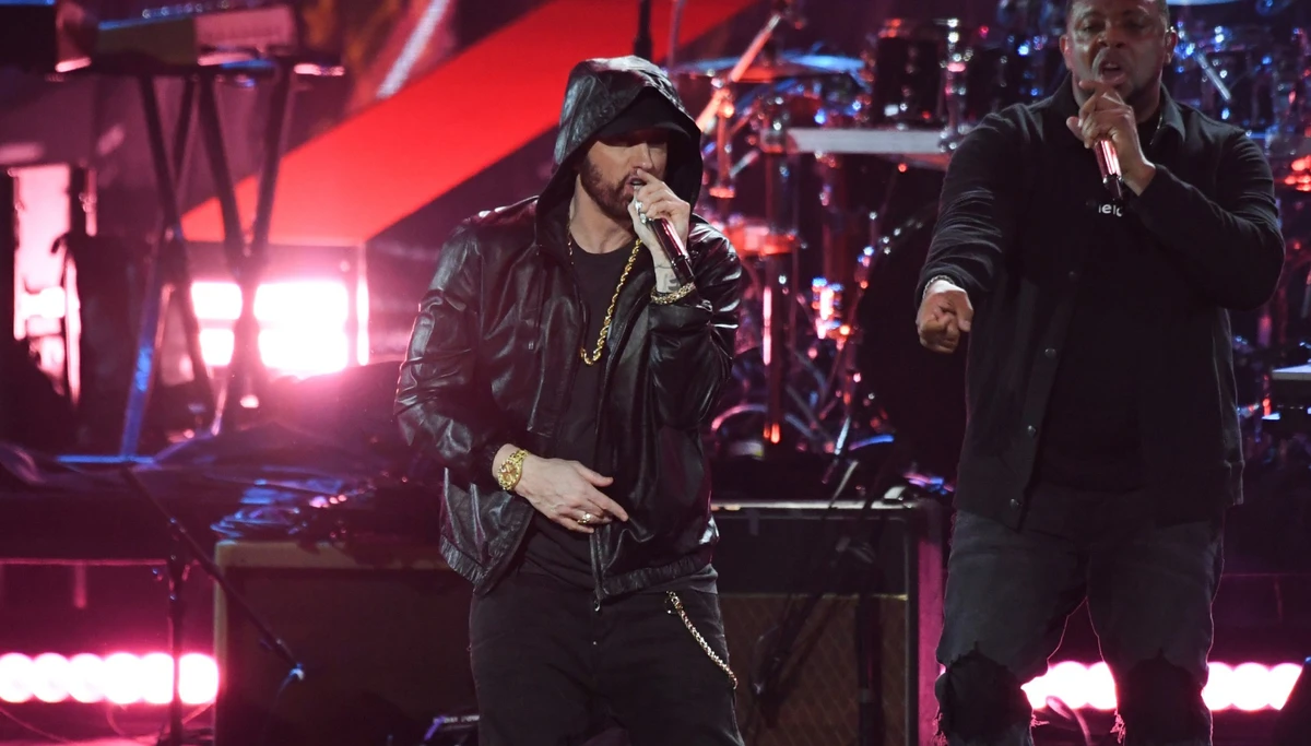 «Je suis une rock star maintenant » : Dolly Parton et Eminem entrent au Rock Hall of Fame
