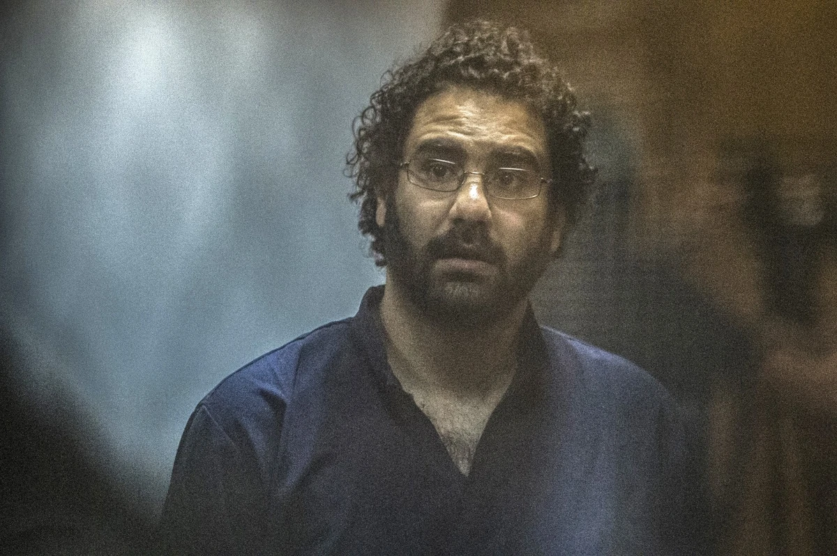 Egypte: la famille d'Alaa Abdel Fattah réclame preuves de vie et soins