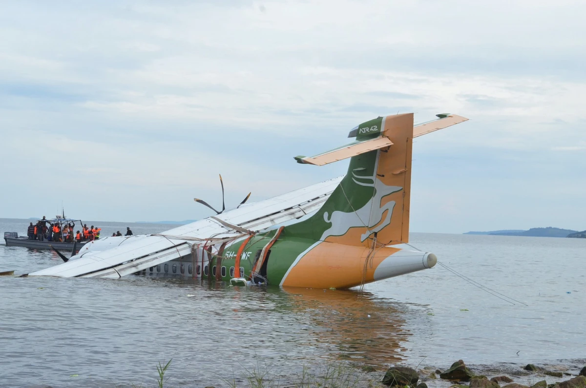 Accident d'avion en Tanzanie : l'épave extraite du lac Victoria