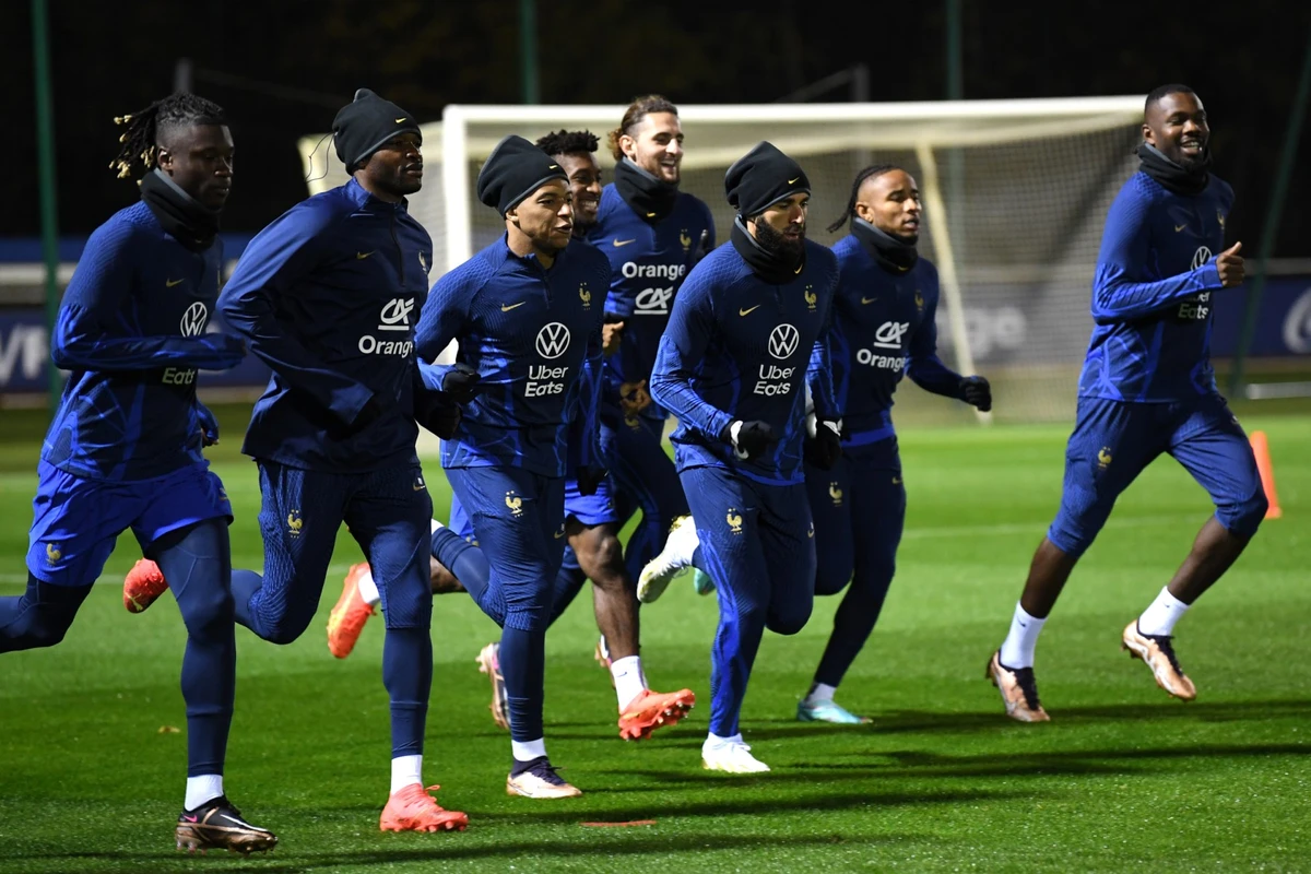 Mondial: Messi et les champions du monde français débarquent