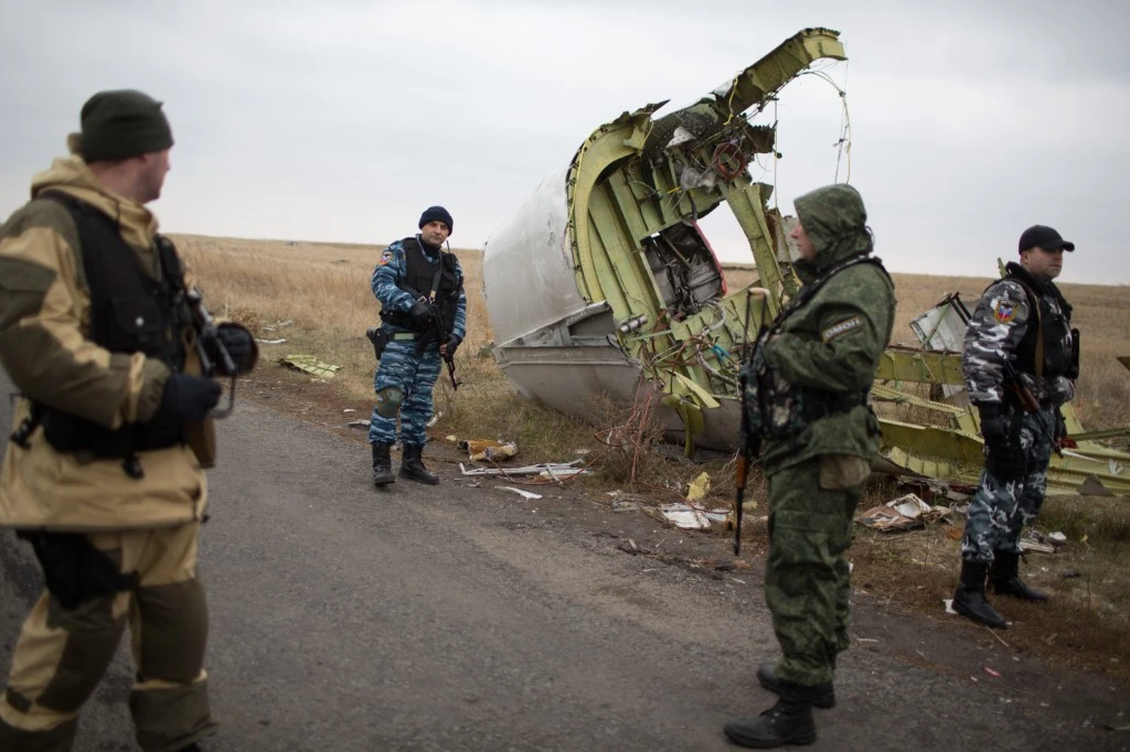 Crash du vol MH17: trois hommes condamnés à perpétuité, un acquitté