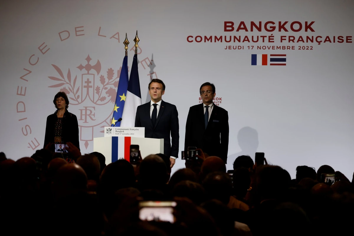 Le président français Emmanuel Macron lors d'une réunion avec les ressortissants français vivant en Thaïlande à l'hôtel Peninsula à Bangkok, le 17 novembre 2022, dans le cadre du sommet de l'APEC. (Photo de Ludovic Marin / AFP)