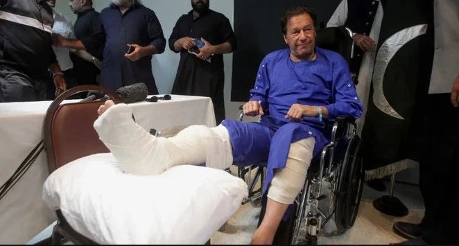 Lors d’une conférence de presse à l’hôpital, Imran Khan promet de redescendre dans la rue