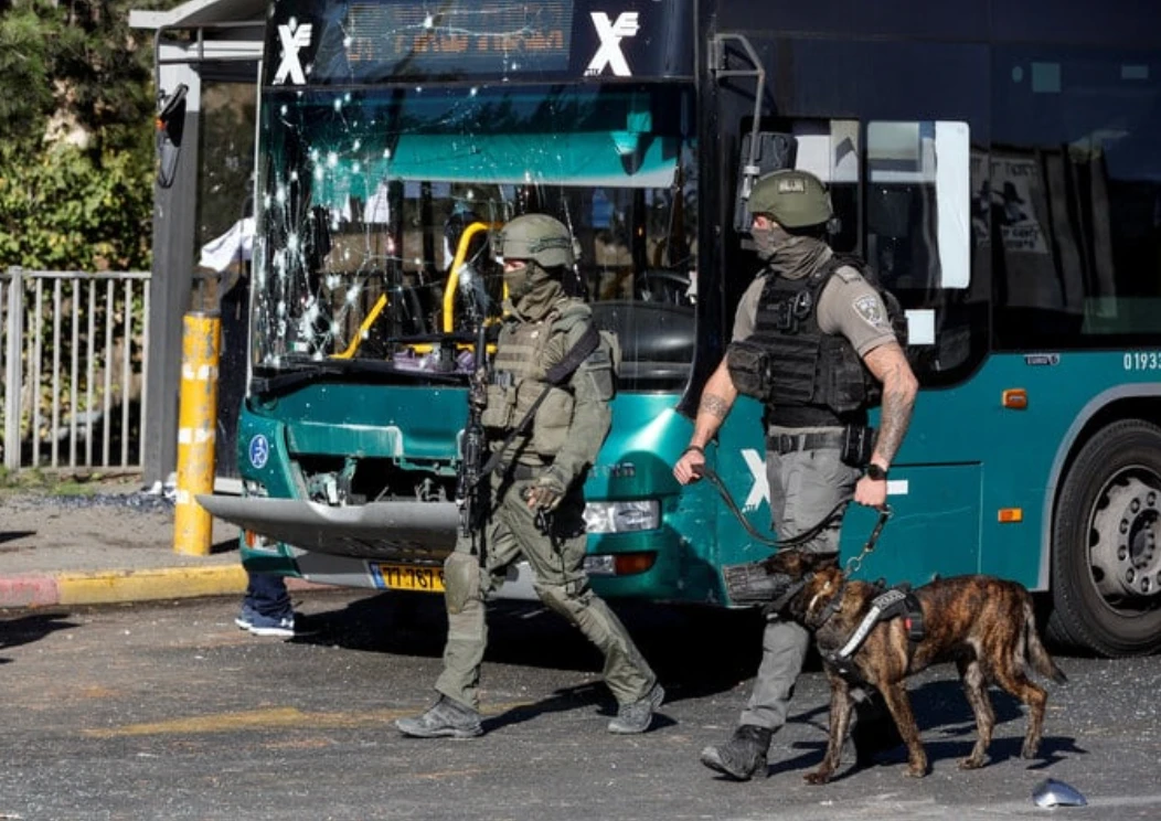 La police israélienne des frontières passe devant un bus détruit par des explosions à Jérusalem, le 23 novembre dernier. (Reuters)