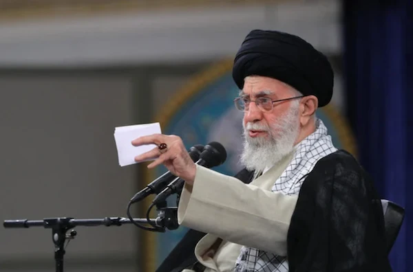 Le président iranien Khamenei félicite les forces bassidjis pour avoir fait face aux «émeutes»