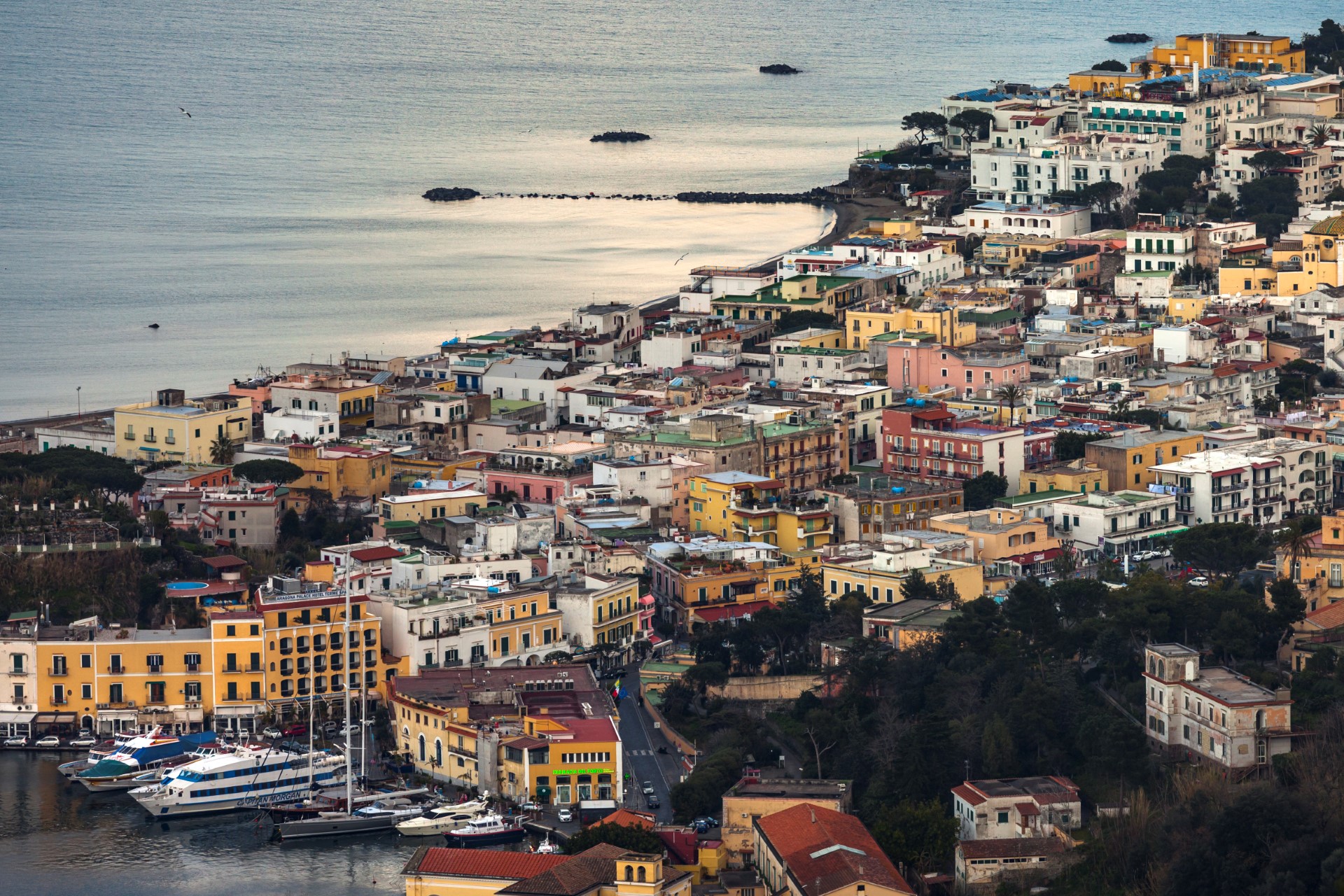 Une vue générale montre la ville portuaire de l'île d'Ischia dans la baie de Naples, au large de la côte ouest de l'Italie, sur la mer Tyrrhénienne, le 4 mars 2019. (photo, Laurent Emmanuel/ AFP)