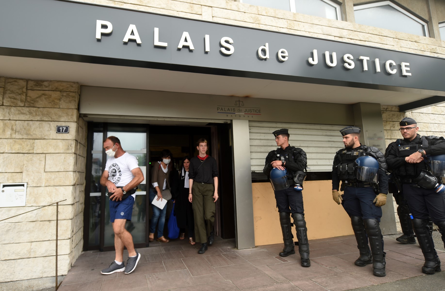 Deux policiers blessés dans une attaque au couteau à l'aéroport de Biarritz