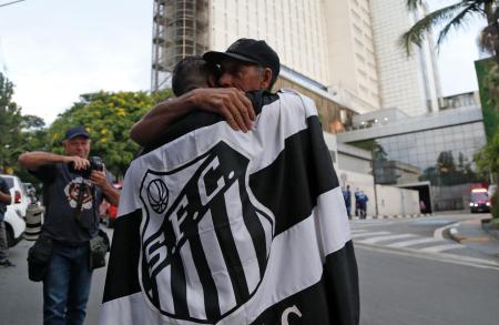 Aux portes de l'hôpital où est mort Pelé, ses fans pleurent leur «Roi»