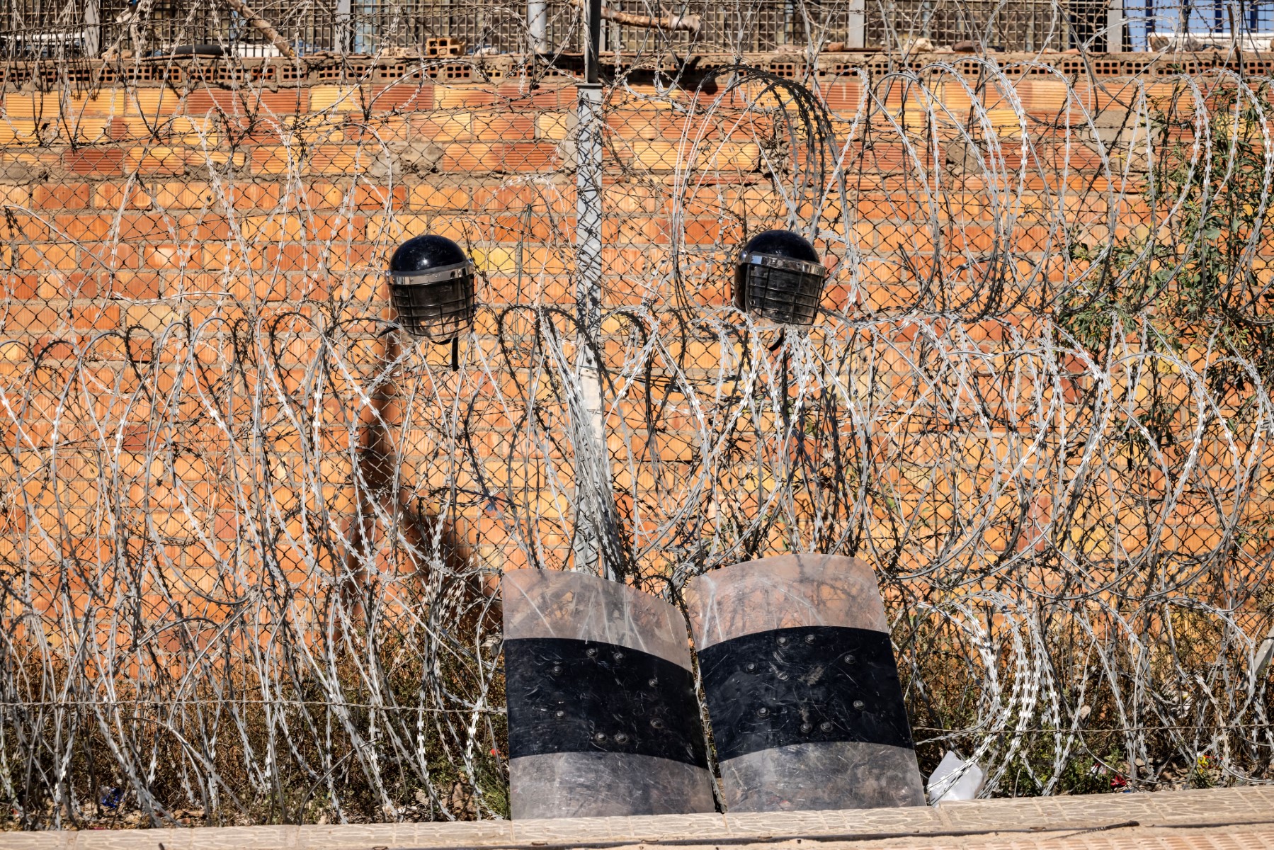 La barrière frontalière séparant le Maroc et l'enclave nord-africaine espagnole de Melilla, le 26 juin 2022 près de Nador. (Photo de FADEL SENNA / AFP)