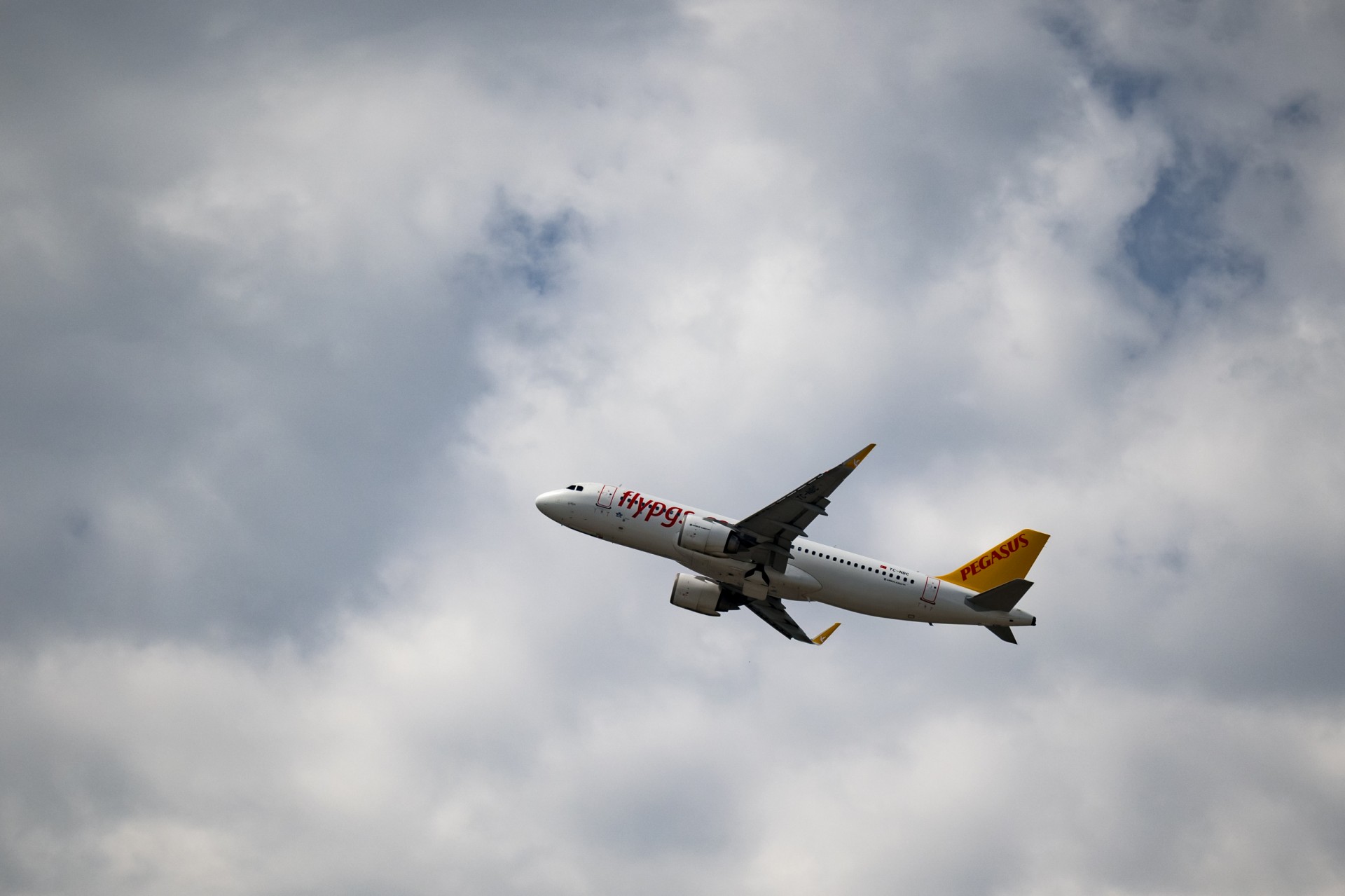 Espagne: des migrants s'échappent d'un avion commercial après un faux atterrissage d'urgence