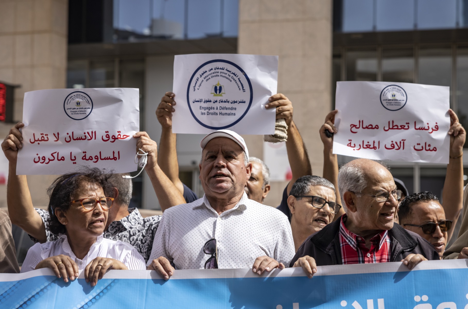 Des membres d'une association marocaine de défense des droits de l'homme manifestent devant les bureaux de l'Union européenne contre la restriction des visas de voyage, le 4 octobre 2022 à Rabat. (Photo : Fadel Senna / AFP)