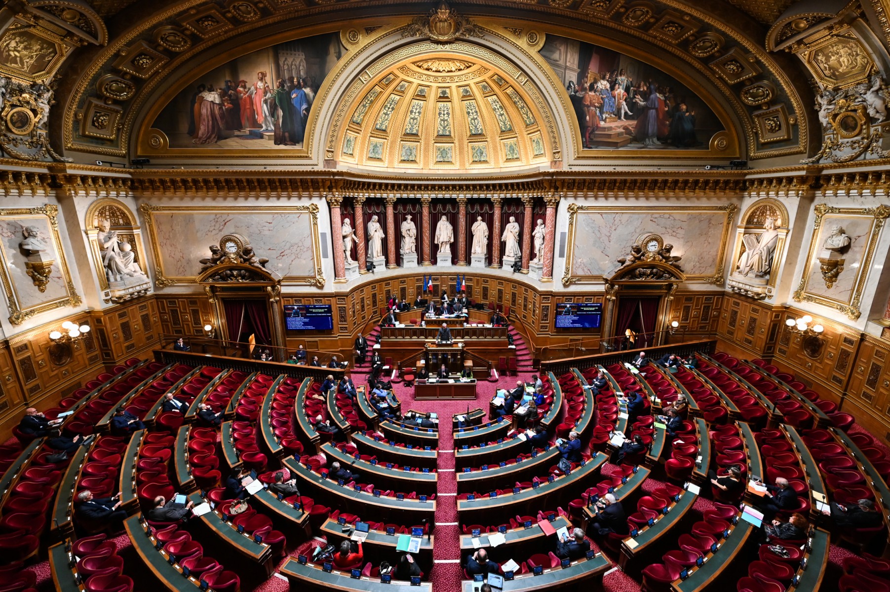 Le Sénat doit voter sa version du budget de l'Etat, le gouvernement garde l'atout 49.3