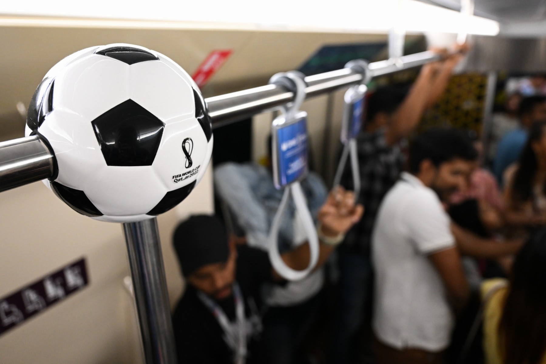 Un ballon de football décore une main courante dans le métro de Doha, le 28 novembre 2022, lors de la Coupe du monde de football Qatar 2022. (Photo de Patrick T. Fallon / AFP)