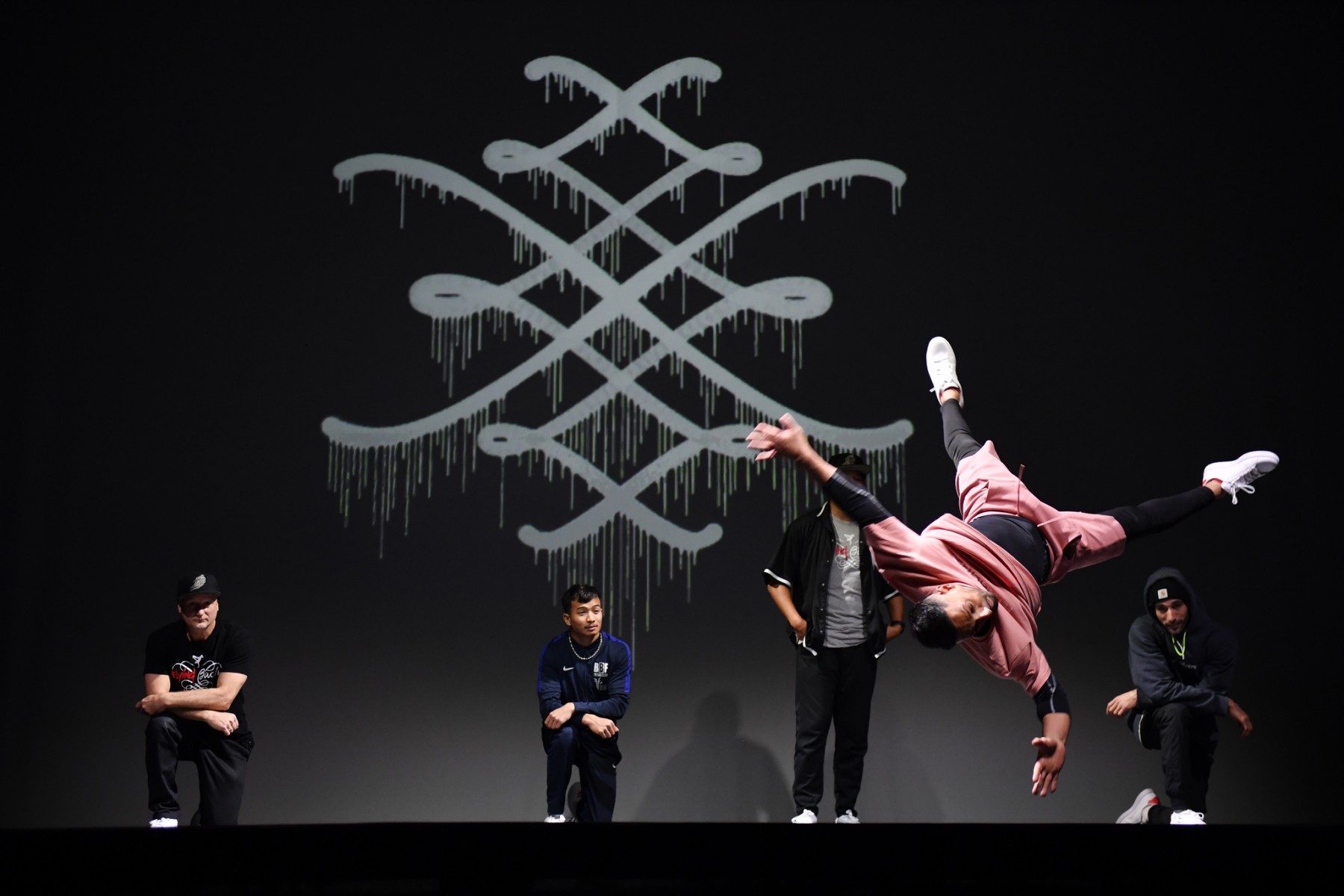Des danseurs de la troupe de breakdance allemande «Flying Steps» se produisent sur scène sur la musique de Jean-Sébastien Bach lors d'une répétition du spectacle «Flying Bach» au théâtre Les Folies Bergeres à Paris, le 29 novembre 2022. (Photo de Julien de Rosa / AFP)