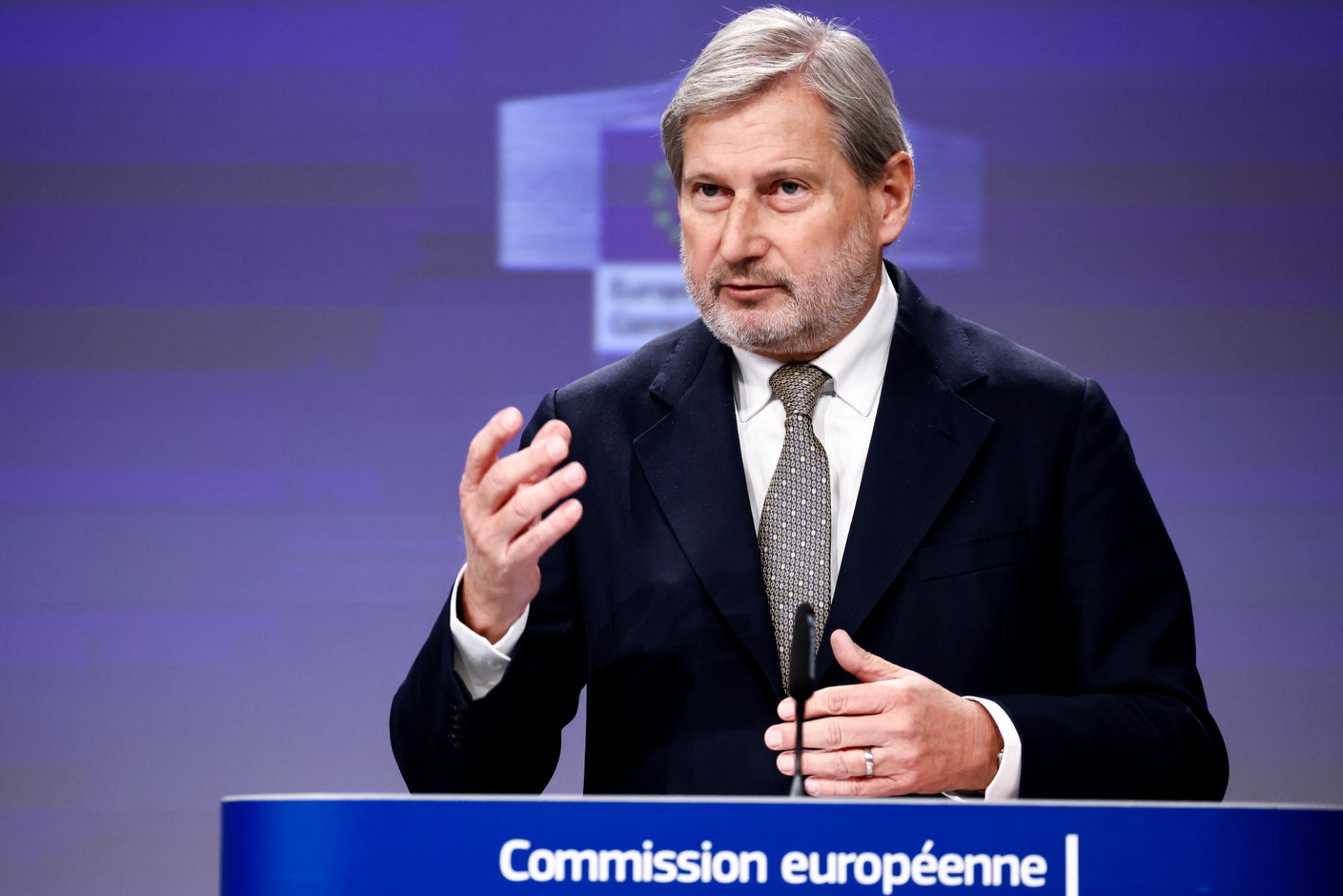 Le commissaire européen au budget et à l'administration, Johannes Hahn, s'exprime lors d'une conférence de presse sur le plan de redressement et de résilience de la Hongrie et sur l'application du règlement relatif à la conditionnalité de l'État de droit, au siège de l'UE à Bruxelles, le 30 novembre 2022. (Photo de Kenzo Tribouillard / AFP)