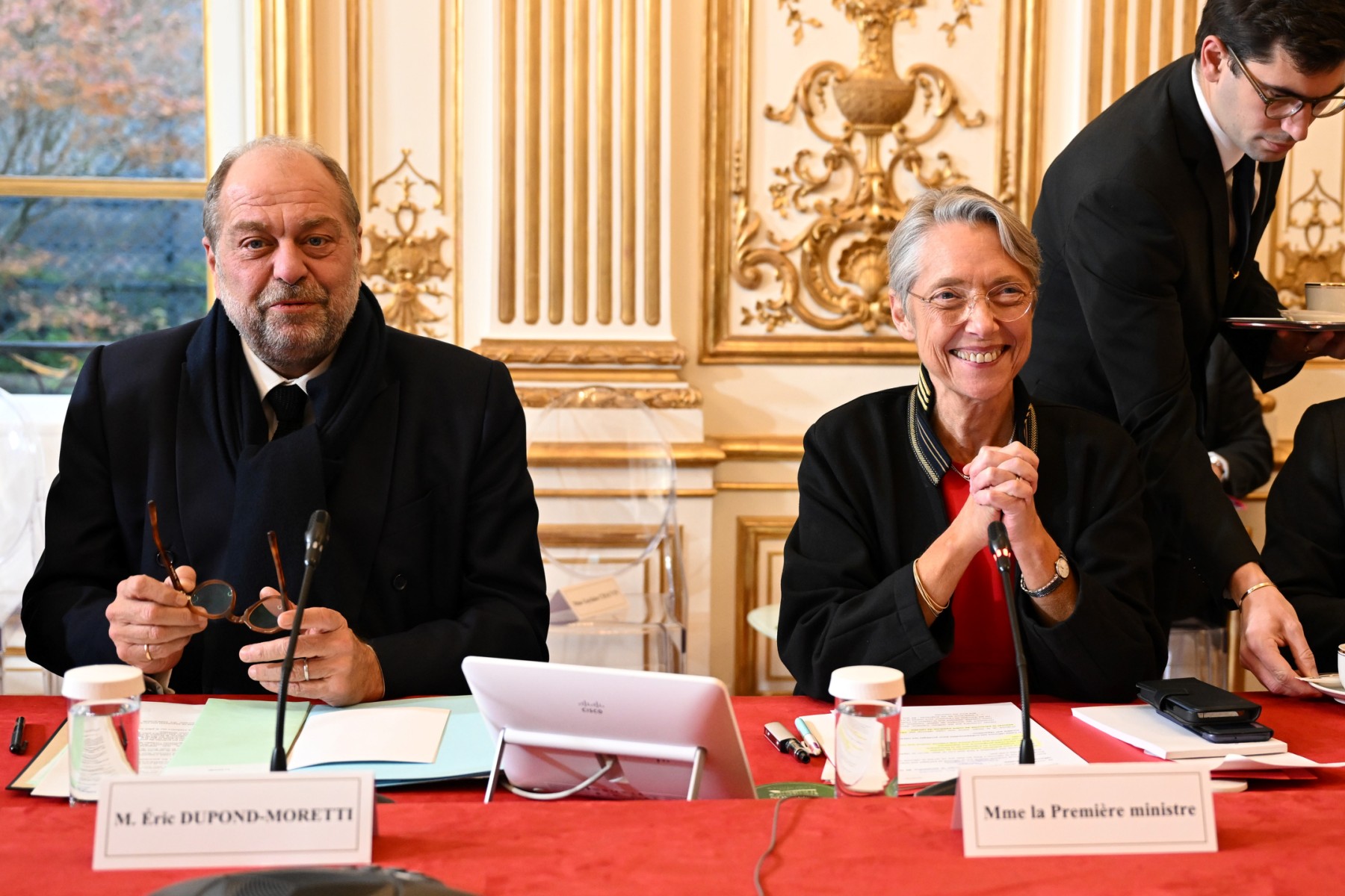 Le Premier ministre français Elisabeth Borne (2e à droite) et le ministre français de la Justice Eric Dupond-Moretti (à gauche) participent à une réunion avec tous les ministres du gouvernement pour présenter l'avancement des discussions sur la réforme des retraites et ses prochaines étapes, à l'Hôtel de Matignon, à Paris, le 2 décembre 2022. (Photo Bertrand Guay / AFP)