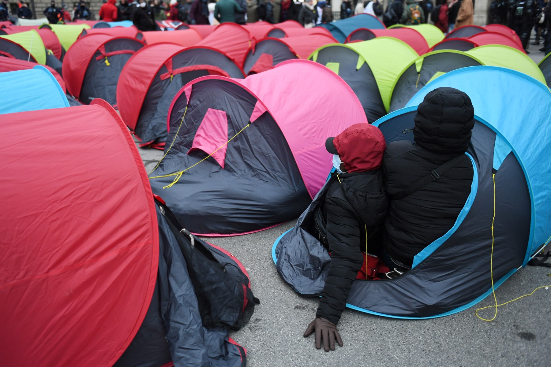 De jeunes migrants campent dans le froid devant le Conseil d'Etat