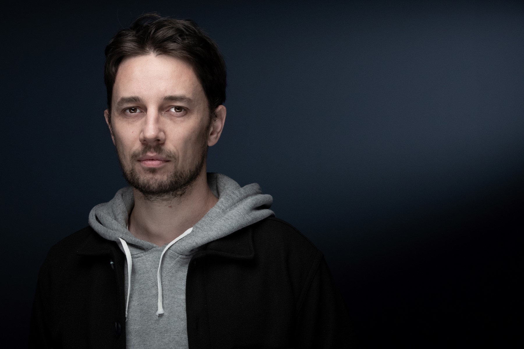 Dans cette photo d'archive prise le 17 novembre 2022, l'artiste de bande dessinée français Neyef -Romain Maufront- pose lors d'une séance photo à Paris. Les artistes de bande dessinée ne veulent plus aujourd'hui présenter les Amérindiens comme des personnages secondaires. (Photo par Joel Saget / AFP)