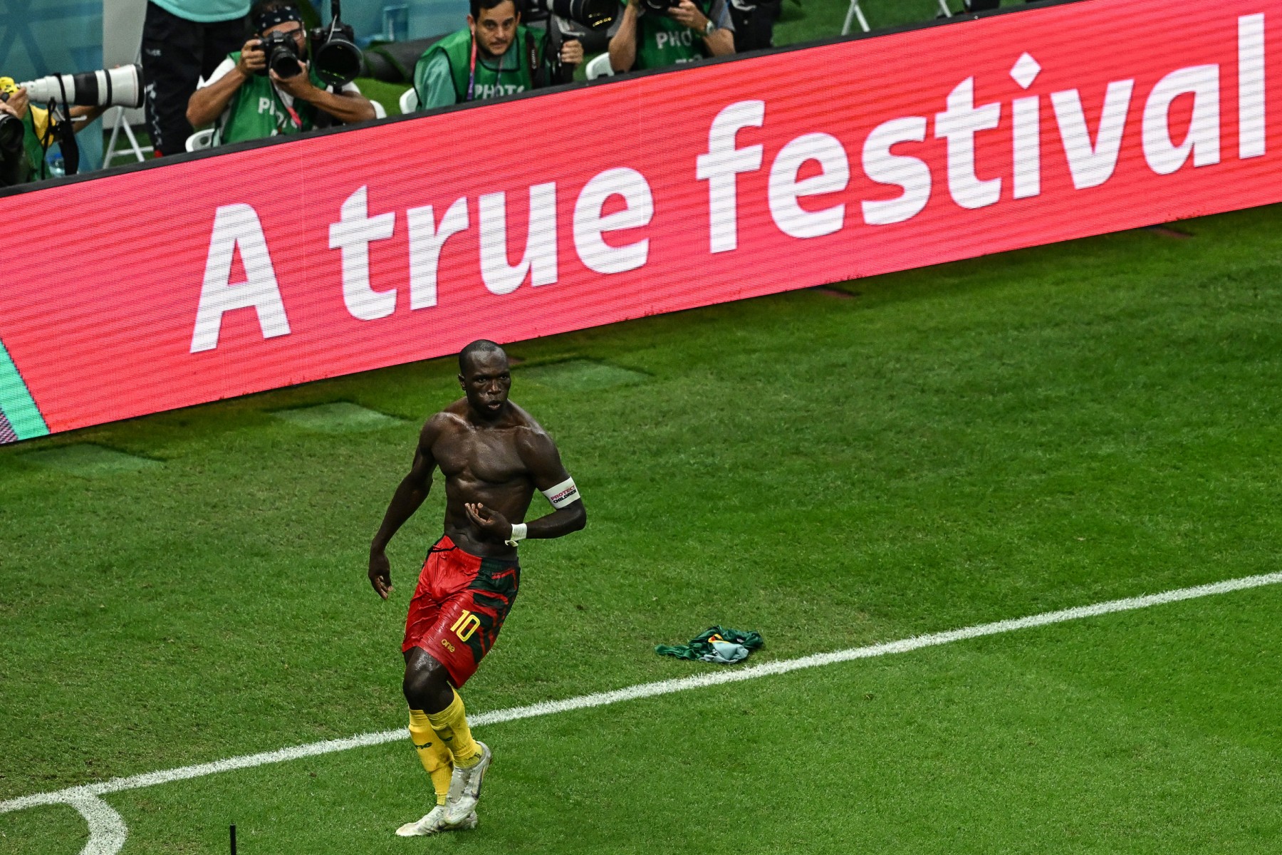 L'attaquant camerounais #10 Vincent Aboubakar célèbre le premier but de son équipe lors du match de football du groupe G de la Coupe du monde Qatar 2022 entre le Cameroun et le Brésil au stade Lusail, à Lusail, au nord de Doha, le 2 décembre 2022. (Photo par Anne-Christine Poujoulat / AFP)