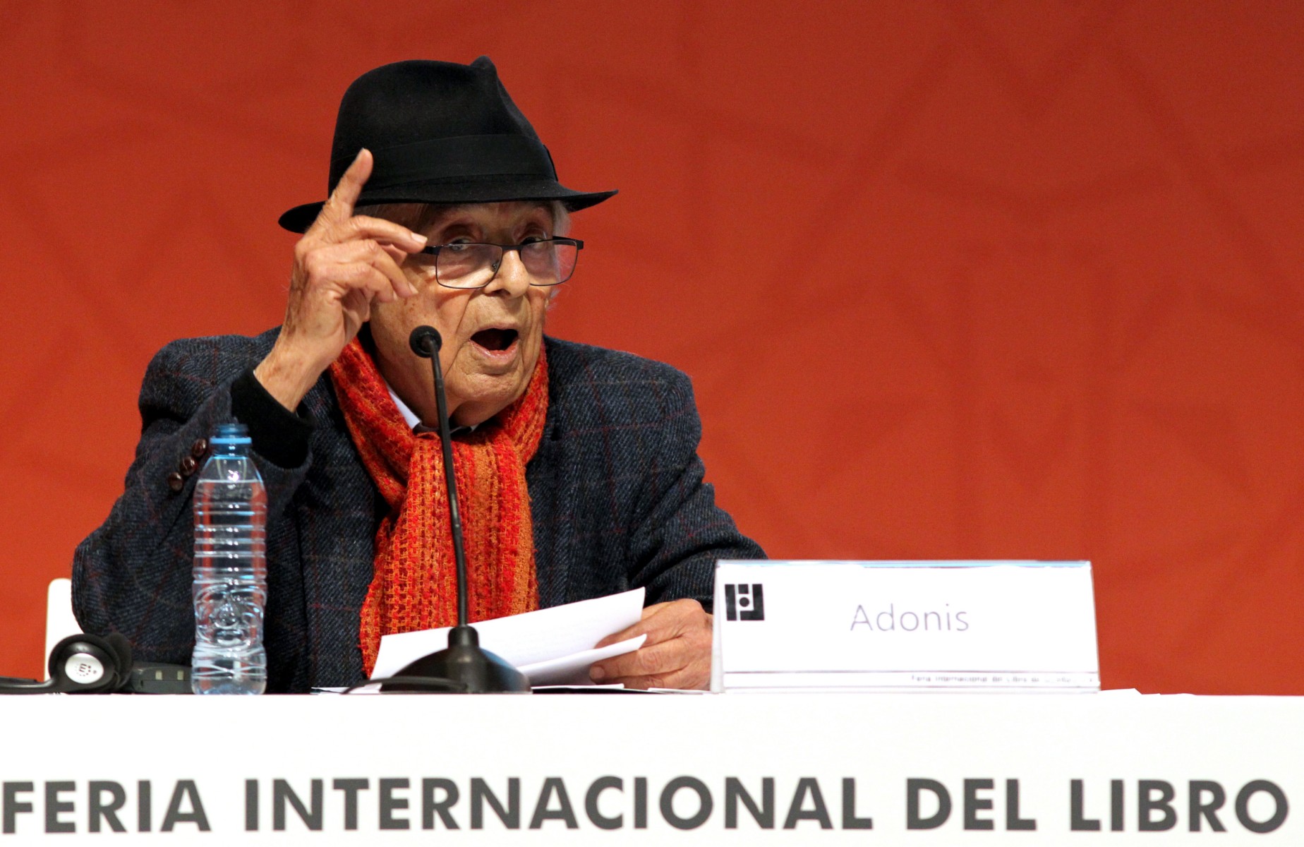 Le poète syrien Adonis s'exprime lors de la conférence principale "La poésie dans le monde arabe : entre le fixe et le mutable" à la Foire internationale du livre de Guadalajara, à Guadalajara, au Mexique, le 3 décembre 2022. (Photo : Ulises Ruiz / AFP)