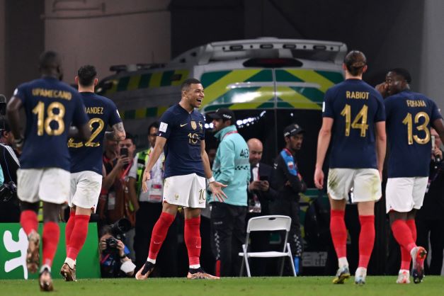 Mondial: les Bleus en quarts de finale grâce à un doublé de Mbappé, record de buts pour Giroud