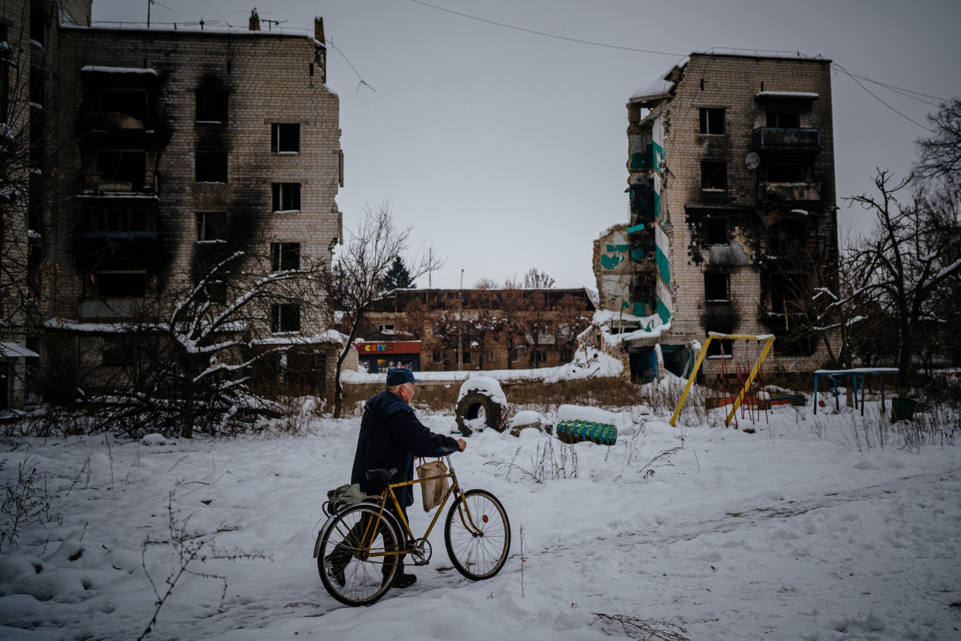 Ukraine : Zelensky près du front, nouvelle attaque au drone sur une base russe