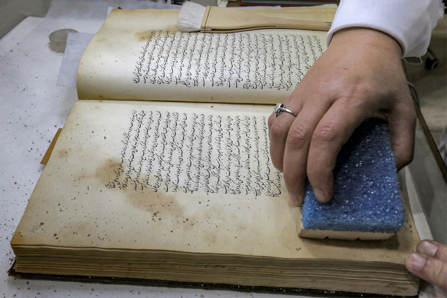 En Irak, un travail de fourmi pour préserver des manuscrits centenaires