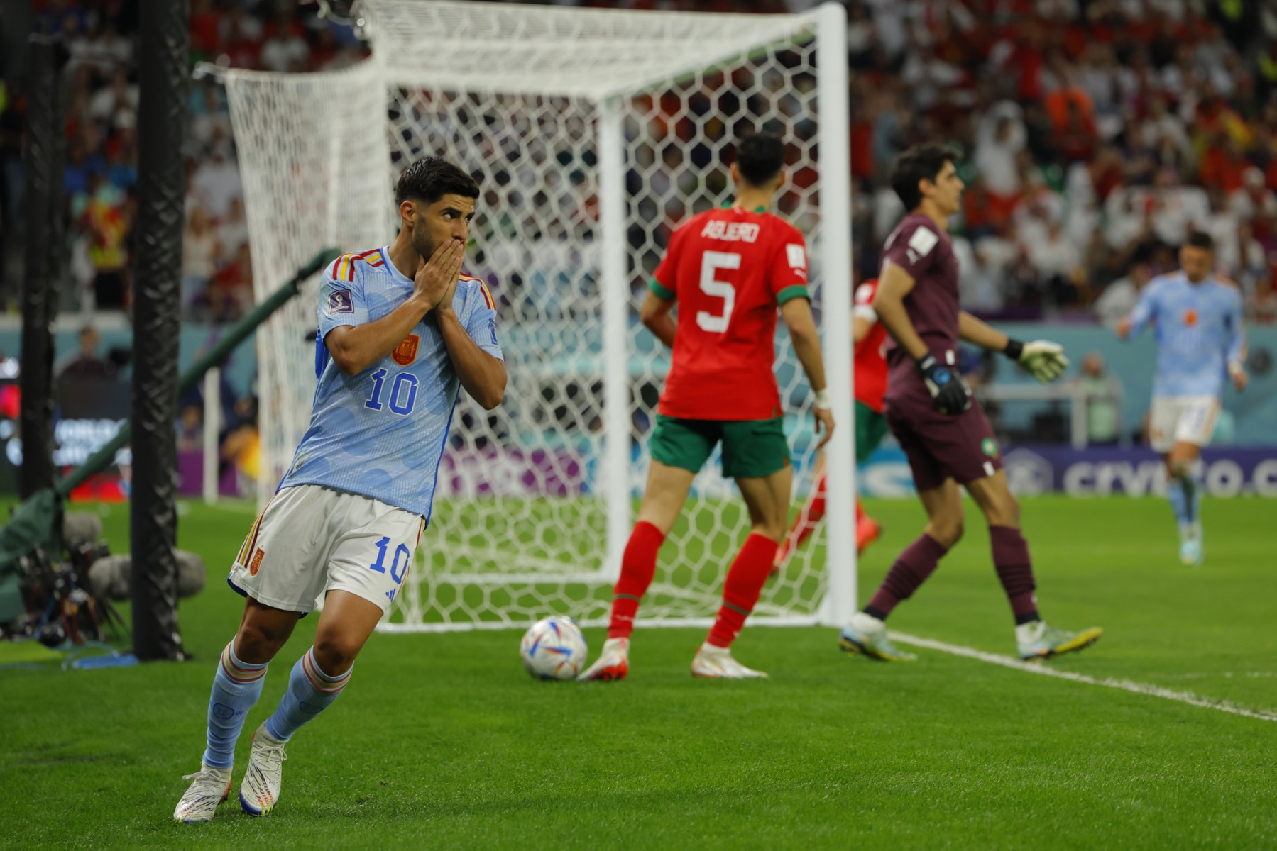 Mondial: l'Espagne surprend avec Llorente, un seul changement pour le Maroc