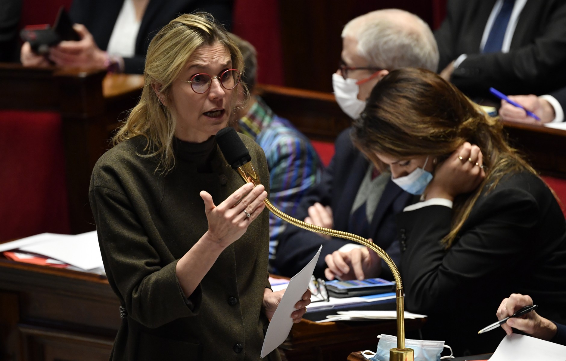 La ministre française de la Transition énergétique Agnès Pannier-Runacher prend la parole lors d'une séance de questions au gouvernement à l'Assemblée nationale à Paris le 6 décembre 2022. (Photo : Julien De Rosa / AFP)