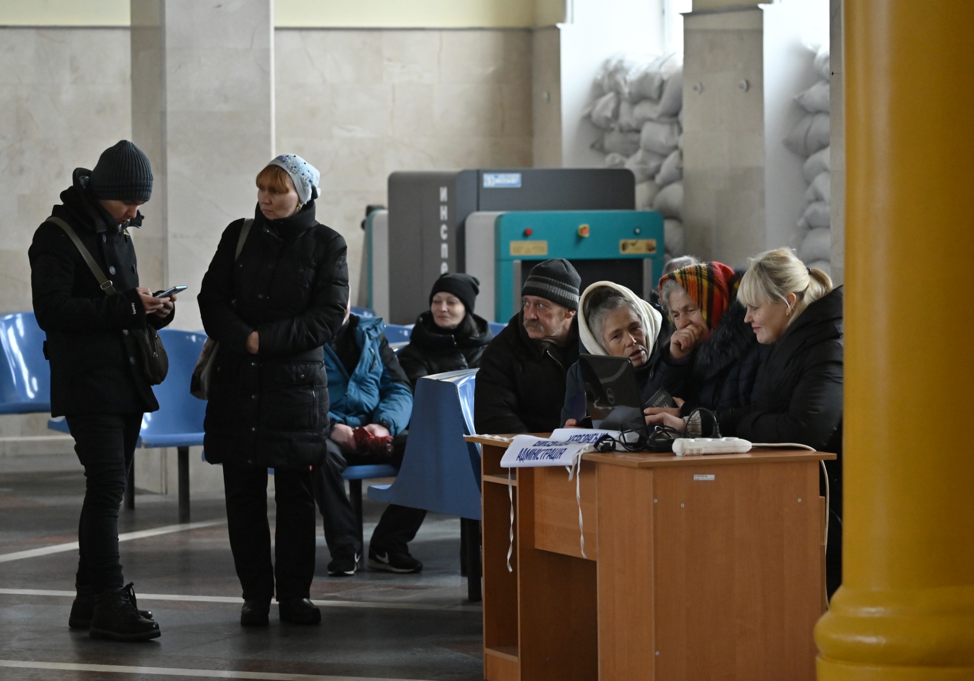 Des résidents locaux s'inscrivent pour un train d'évacuation à la gare de Kherson, le 8 décembre 2022, dans le cadre de l'invasion russe de l'Ukraine. (Photo de Genya Savilov / AFP)
