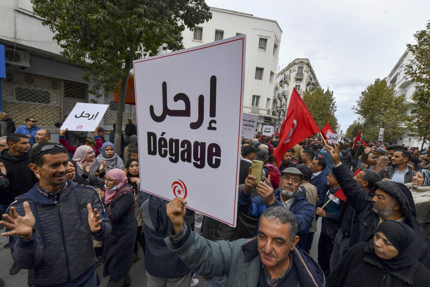 Tunisie: manifestation contre le président à une semaine des législatives