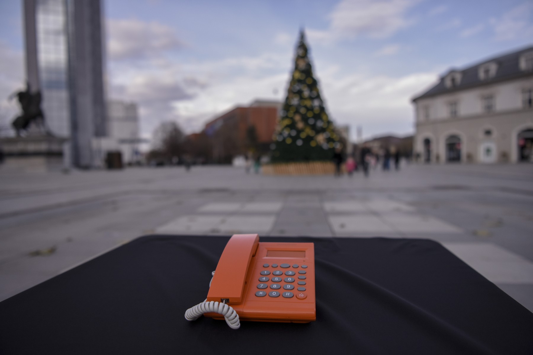 Cette photo prise à Pristina le 10 décembre 2022 montre un téléphone exposé devant le gouvernement du Kosovo pour marquer la Journée internationale des droits de l'homme, dans le but d'encourager les citoyens à signaler les violations des droits de l'homme. (Photo par Armend Nimani / AFP)